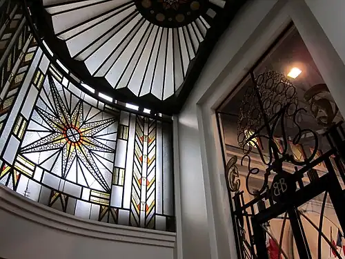 Photographie montrant une verrière art déco de l'hôtel de ville