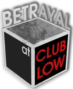 Logo du jeu, constitué d'un cube vu depuis l'arête, aux faces grises ou noire, dessiné en perspective. Le mot Betrayal est écrit en volume au-dessus du cube, et les mots at Club Low sont écrits en blanc et rouge sur les deux faces visibles à l'avant.