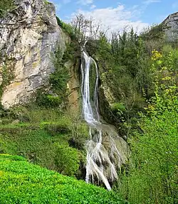 La cascade vue depuis le sentier.