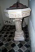 Les fonts baptismaux.