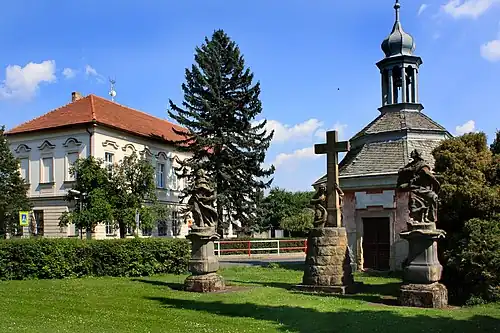Statues et chapelles.