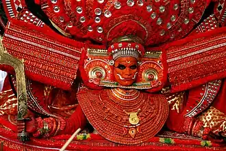 Descente de la déesse Bhagavathi lors d'un Theyyam à Ramanthali, dans le district de Kannur.