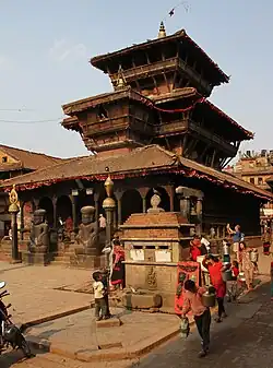 Un jahru près d'une source.