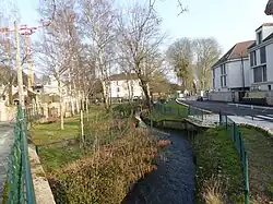 Bièvre le long de la rue Jean-Jaurès.