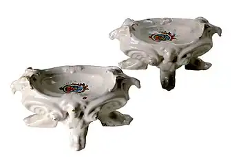 Couple de salières avec les armoiries des Garzoni de style compendiario, Faenza, atelier de Virgilio Calamelli, avant-dernier quart du XVIe&nbsp;siècle.