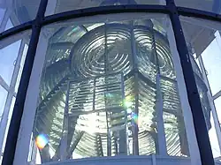 Vue en gros plan de la lentille Fresnel du phare.
