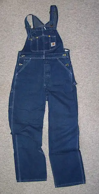 Une salopette en jean