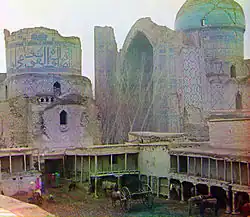 Photographie de la mosquée Bibi-Khanym, prise entre 1905 et 1915 par Sergueï Prokoudine-Gorski, donc postérieure au tremblement de terre de 1897.