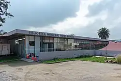 Vue extérieure de la bibliothèque municipale de Recoleta ; il est écrit {{langue|es