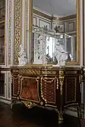 La commode de Riesener dans la bibliothèque de Louis XVI.