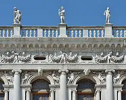 Frise de putti soutenant des guirlandes.