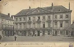 L'ancien hôtel de ville de Tours (XVIIIe&nbsp;siècle, détruit), à l'actuelle place Anatole-France et angle de la rue Nationale.