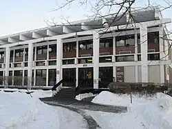 Photographie de la bibliothèque Jacques-Ferron (située dans le même édifice que le Centre culturel Jacques-Ferron) en 2020.