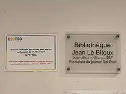 Plaque transparente, écrit en noir « Bibliothèque Jean Le Bitoux. Journaliste, militant LGBT fondateur du journal Gai Pied ».