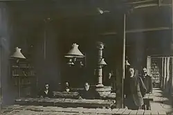 Bibliothèque de la Sorbonne. La salle de lecture en 1897 avec le catalogue sur tables : Victor Dargent, Albert Maire, Bouteloup, Félix Chambon.