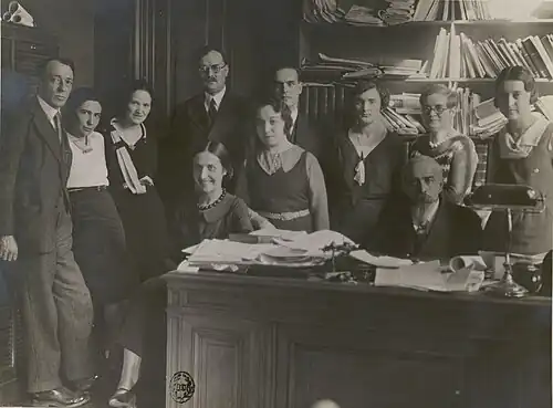 Le personnel de la bibliothèque de la Sorbonne en 1933. « De gauche à droite : Jean Bonnerot, Mlle&nbsp;Th. Marix, R. Beaupin, G. Garnier, Mlle&nbsp;Lebel, Mme Delsaux, Mlle&nbsp;Vidal, Mlle&nbsp;Malclès, Mlle&nbsp;Piquard, Charles Beaulieux, Mlle&nbsp;Van Gennep ».