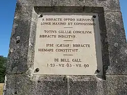 Textes de Jules César sur le monument du Mont Beuvray.