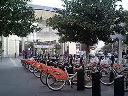Station de Bicloo no 70, Gare Sud. Un des Bicloo a sa selle retournée (demande de maintenance).