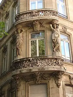 Paire de cariatides en pierre (vers 1868), no&nbsp;14 boulevard de la Liberté à Lille.