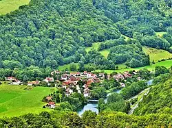 le village dans la vallée du Doubs.