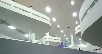 Le hall central du pavillon de la biennale,conçu par Oscar Niemeyer