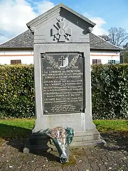 Stèle commémorative.