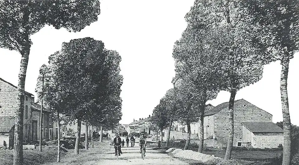 Vue ancienne de l'entrée du village