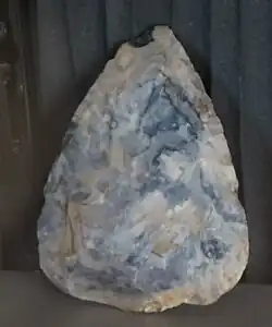 Biface du paléolithique moyen, site des Fourches, musée municipal de Saint-Dizier.