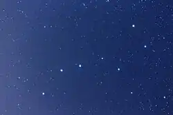 Photographie du ciel nocturne, montrant des points lumineux.