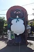 Une cabine téléphonique ayant la forme d’un tanuki géant dans la station de Shigaraki.