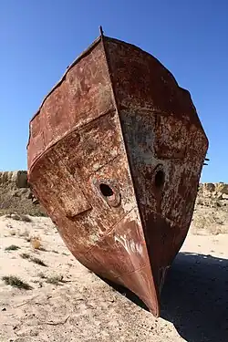 Vestiges d'une coque de bateau à l’abandon dans la zone asséchée de la mer d'Aral.