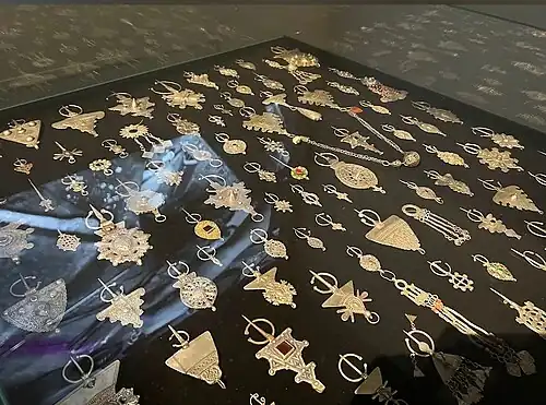 Collection de fibules berbères surnommées « tazerzit ».