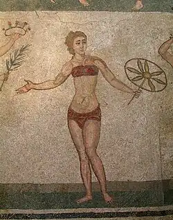 Les mosaïques de la Villa romaine du Casale à Piazza Armerina en Sicile (IIIe&nbsp;siècle) présentent des jeunes femmes sportives dont la tenue fait penser aux maillots de bain de actuels.