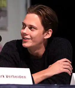 Bill Skarsgård interprète Roman Godfrey.