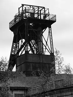 Vue arrière du chevalement.