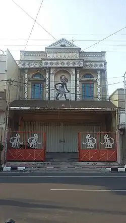 Bima décorant un magasin à Blitar, Java oriental, en Indonésie