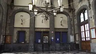 Salle des guichets avec inscription en allemand datant de l'Occupation.