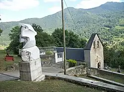 Sculpture monumentale de deux oiseaux en marbre et l'église Saint-Laurent