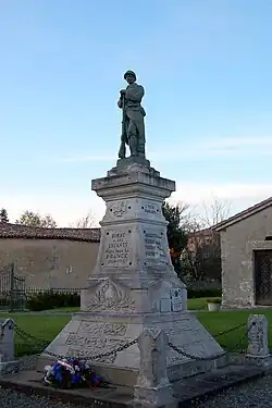 Le monument aux morts dans le cimetière près de l'église (nov.&nbsp;2011)
