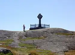 Croix en pierre au sommet d'une colline