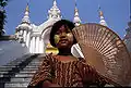 Fillette birmane, à Mandalay, Birmanie (2000)