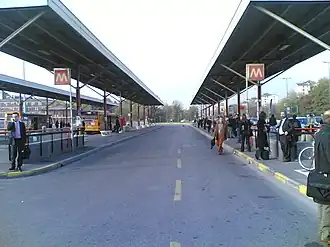 L'extérieur de la station.