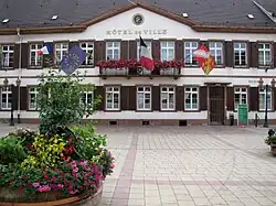 Hôtel de ville actuel, ancienne auberge "A la Rose" (XVIIe-XIXe).