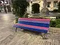 Un banc aux couleurs bisexuelles à Castellón de la Plana en Espagne.