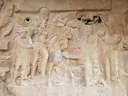 Le triomphe de Shapur Ier sur les empereurs romains (Bas-relief 2)