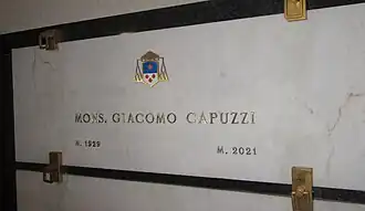 La sépulture de Mgr Capuzzi, dans la crypte de la cathédrale de Lodi.