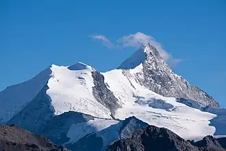 Le Bishorn (à gauche), avec son antécime, la pointe Burnaby (à l'extrême gauche), et le Weisshorn (à droite).