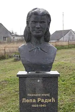 Buste en hommage à Lepa Radić.