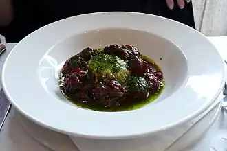 escargots Mauricette et boulettes de viande avec royale de champignons