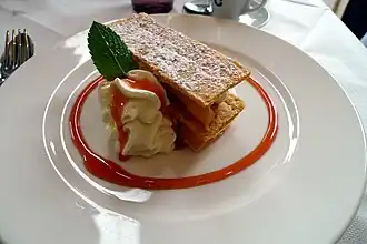 pomme cuite et mille feuilles  de coing réfrigéré avec sabayon à la fleur d'oranger